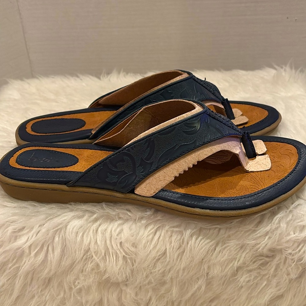 BOC Leather Navy and Tan Floral Embossed Flip Flops NWOT - Picture 3 of 5